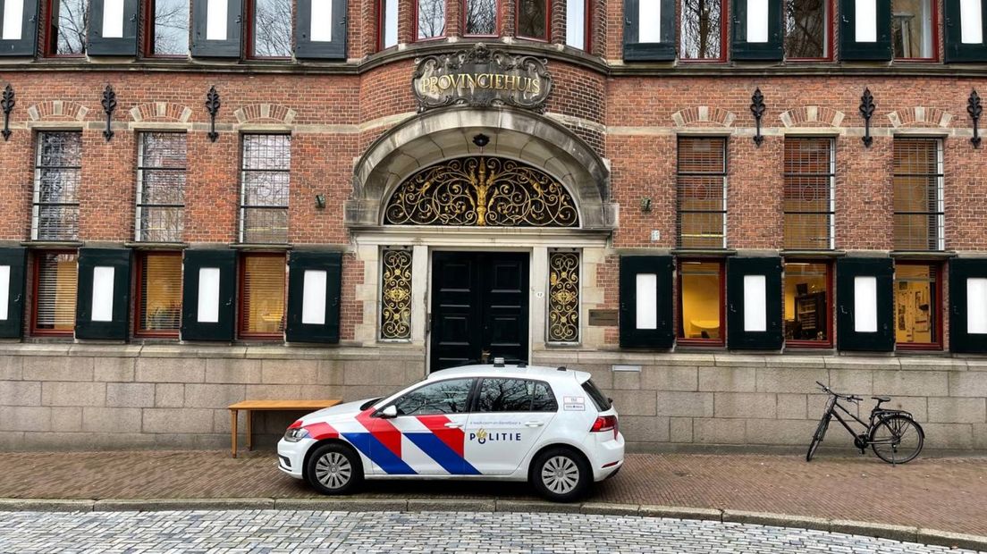 Politie voor de deur van het provinciehuis