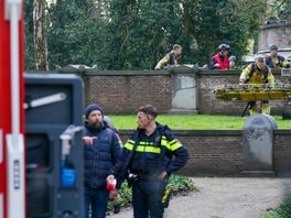 Vrouw valt in kuil op begraafplaats in Utrecht, slachtoffer naar ziekenhuis