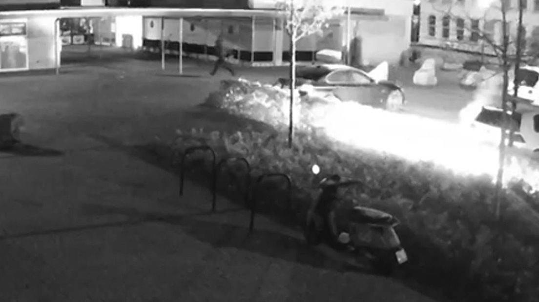 De brandstichter moet gewond zijn geraakt bij zijn daad, denkt de politie in Deventer.