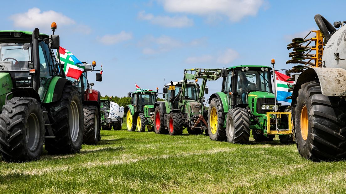 Protesterende boeren na een aardbeving met een kracht van 3.4 bij Westerwijtwerd