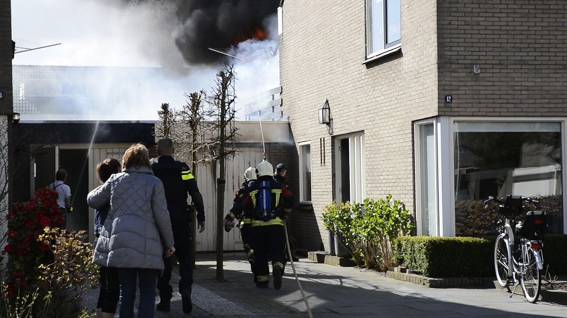 Garagebox in Paterswolde brandt uit
