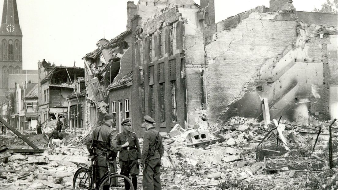 Hengelo in puin na bombardementen