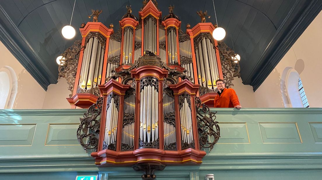 Organist Arian van der Mark uit Assen bespeelt het oudste orgel van Drenthe in de kerk van Peize.