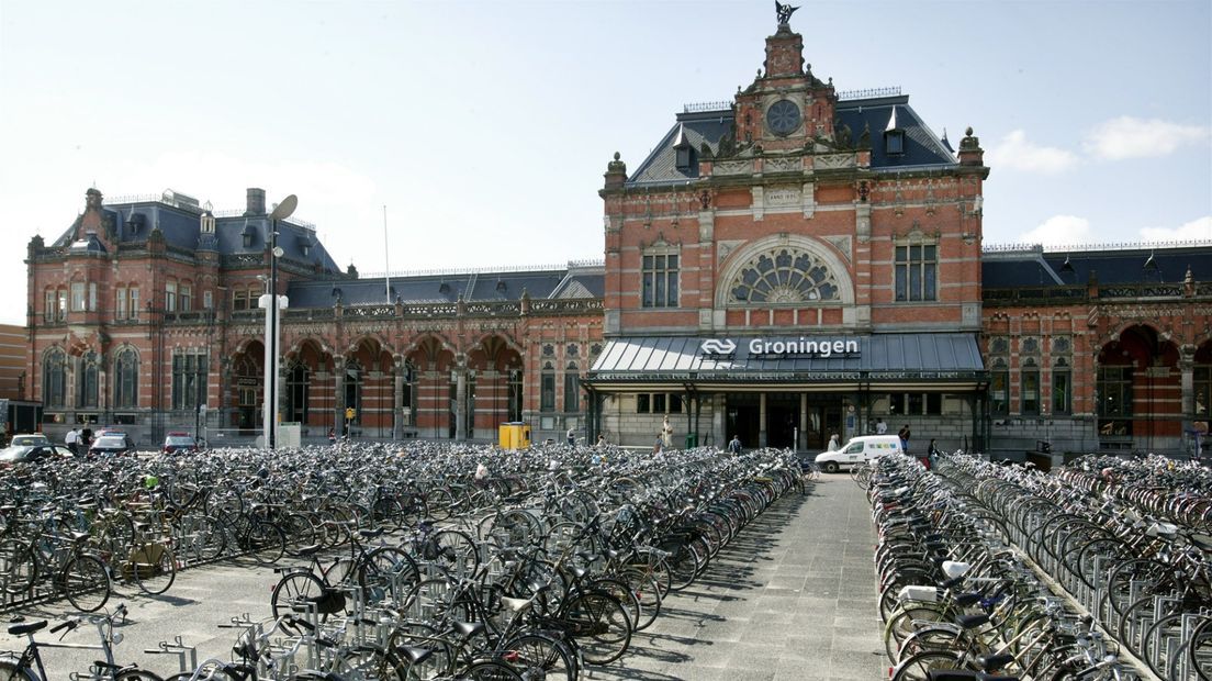 Fietsen voor het stationsgebouw in 2004