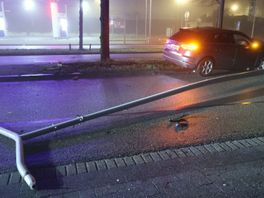 Auto rijdt lantaarnpaal uit de grond op Waldorpstraat