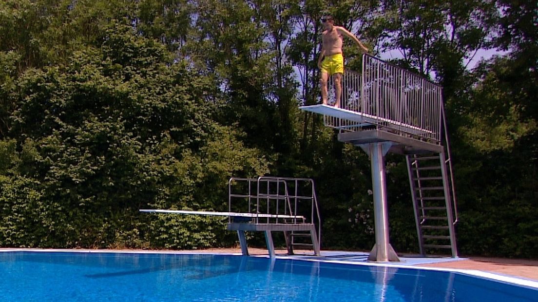 Wethouder Jon Herselman op de duikplank in Kapelle