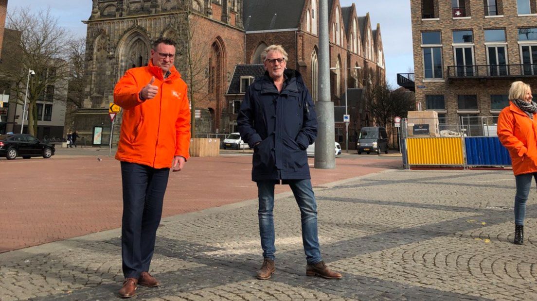 Richard de Mos (links) en Robert Pestman in de stad Groningen (archief)