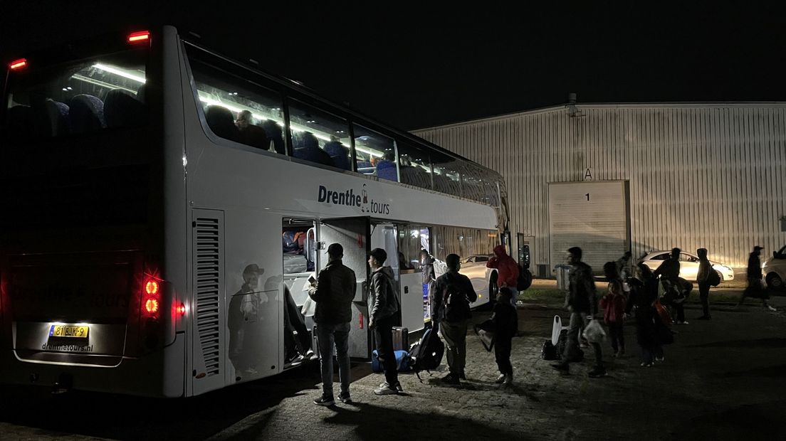 Een groep asielzoekers uit Ter Apel komt aan bij de Eurohal in Zuidbroek