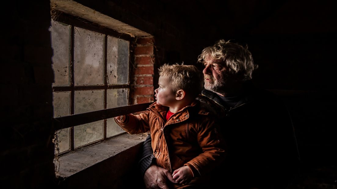 Opa en zijn kleinzoon op de boerderij in Spijk
