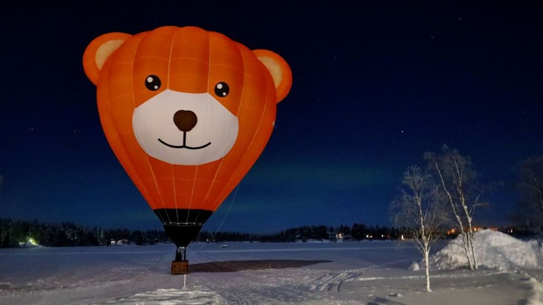Jeppa Bear met het noorderlicht op de achtergrond.