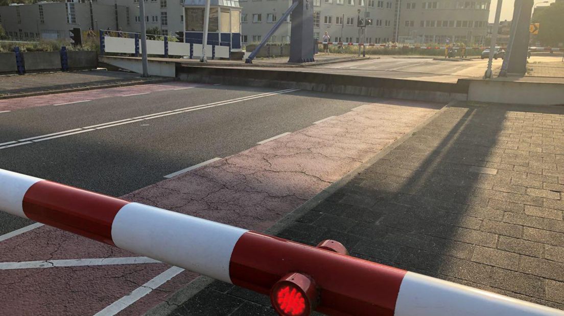 De Van Iddekingebrug is door een storing voorlopig gestremd.