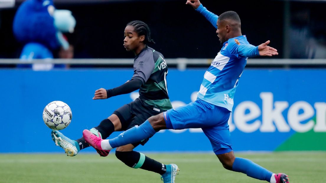 ADO-aanvaller Summerville is sneller bij de bal dan zijn tegenstander van PEC Zwolle