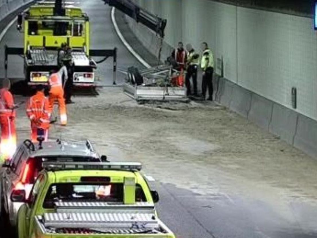 Aanhangwagen Vol Zand Kantelt Op A4 - Rijnmond