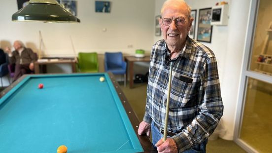 Biljarter Henk (100) ziet steeds minder, maar speelt iedereen eruit
