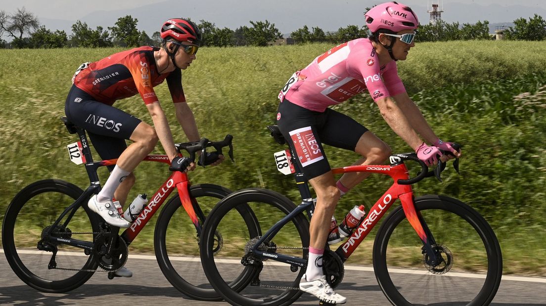 Thymen Arensman achter zijn kopman Geraint Thomas