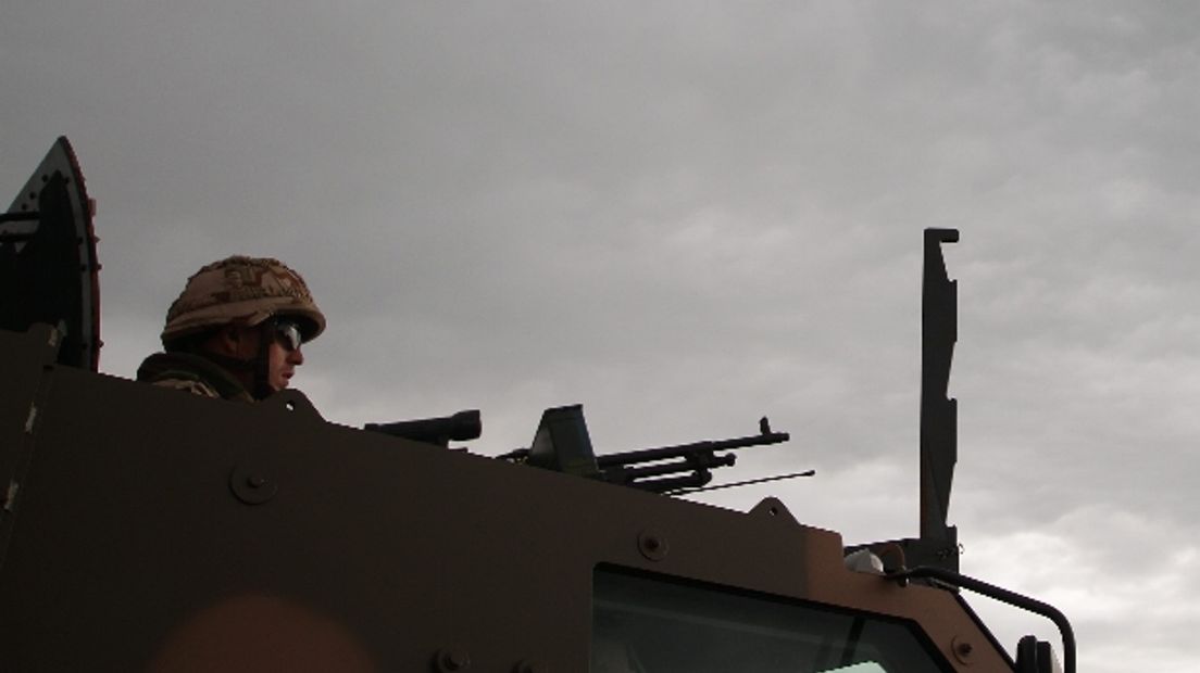 Een militair op een pantservoertuig