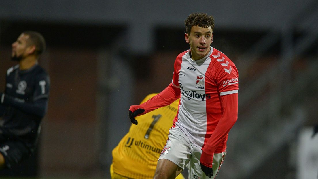 Jasin Assehnoun opende de score voor FC Emmen tegen Almere City FC
