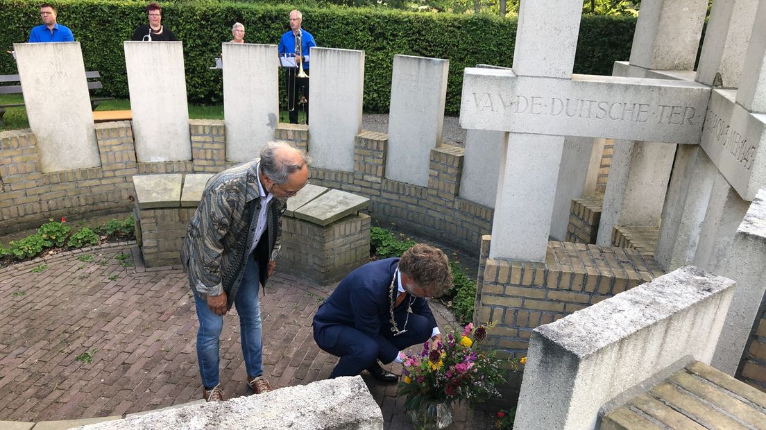 Burgemeester Ard van der Tuuk legt bloemen bij het oorlogsmonument