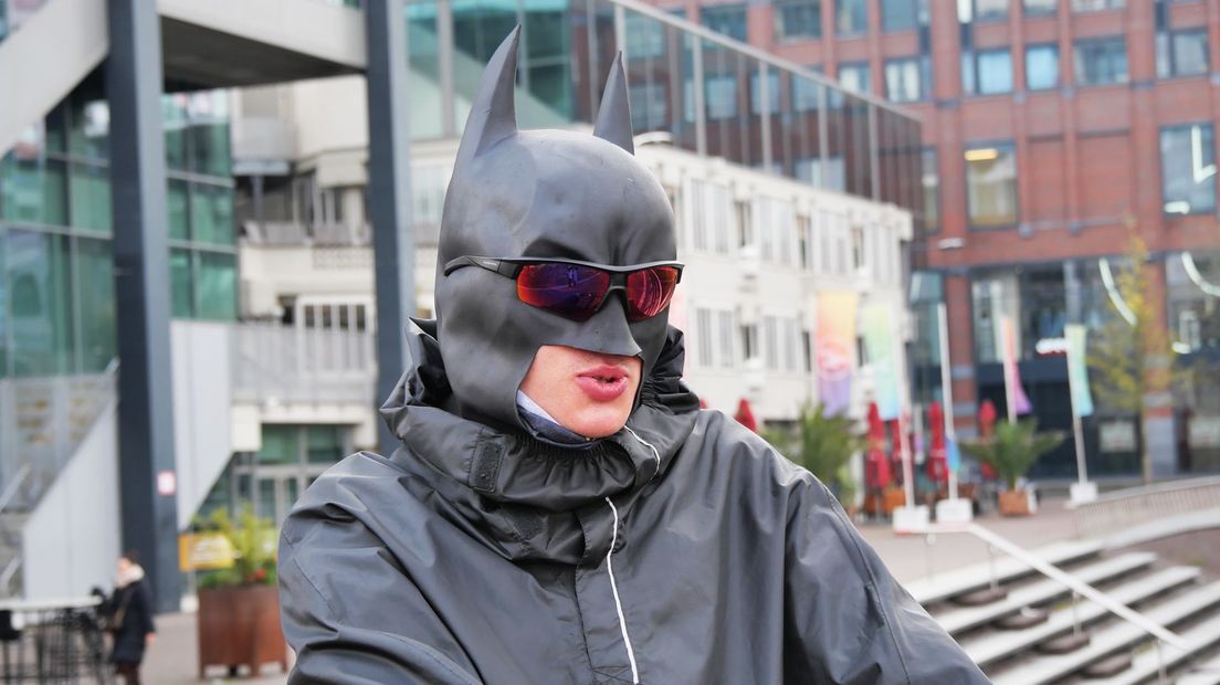 Artjoms houdt zijn masker graag op.