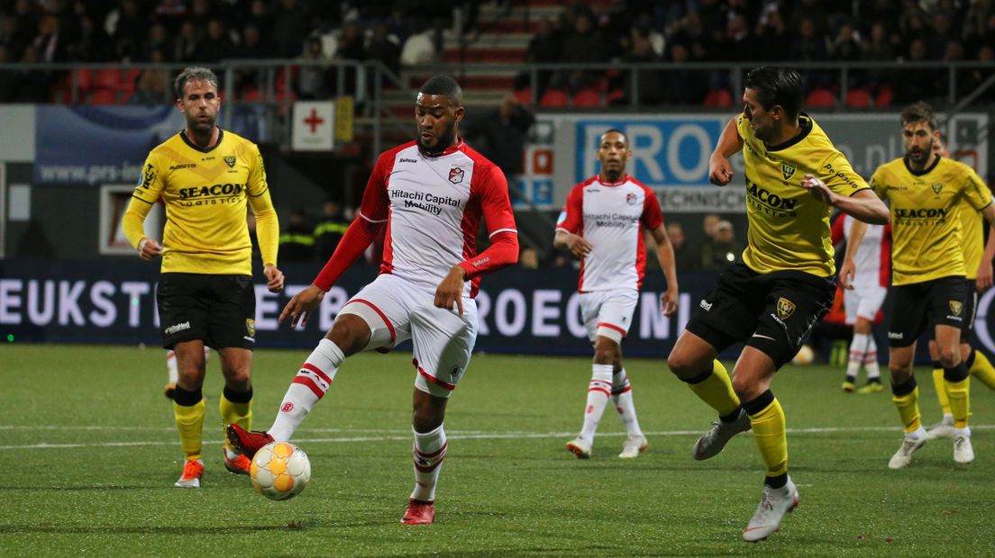Kiest FC Emmen-trainer Dick Lukkien morgen voor deze Jafar Arias in de spits of voor Reuven Niemeijer? (Rechten: Gerrit Rijkens)