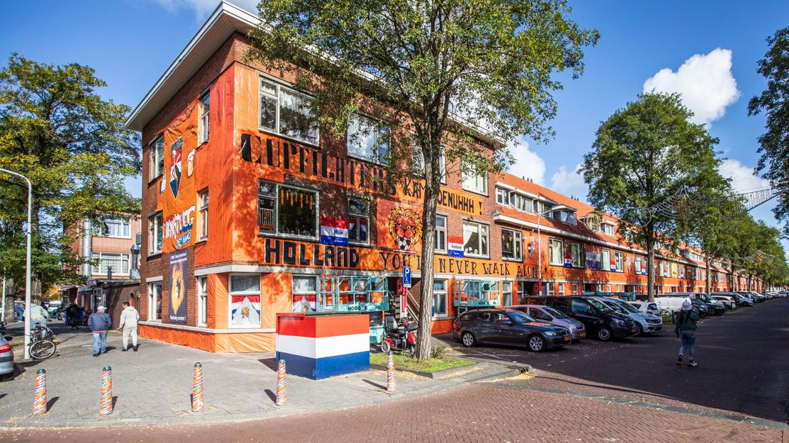 Oranjeversieringen in de Haagse Marktweg