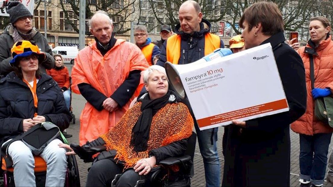 De petitie is in Den Haag aan Kamerlid Lilianne Ploumen overhandigd