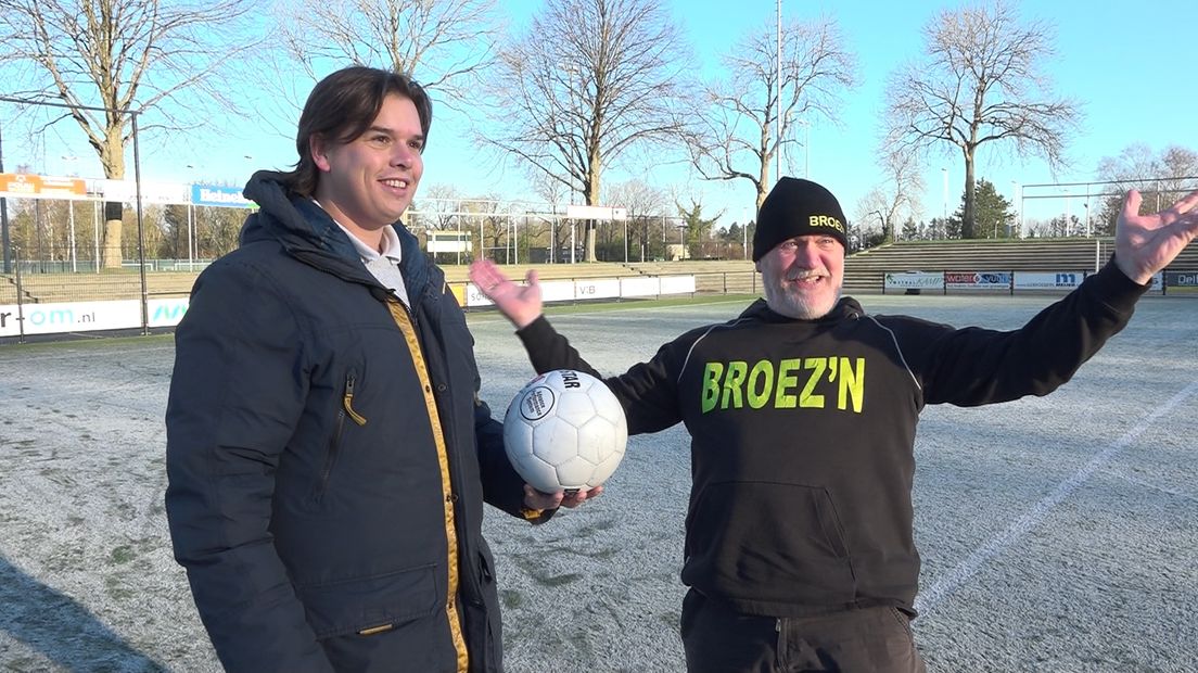Stefan Bleeker geeft de bal aan Henk de Haan
