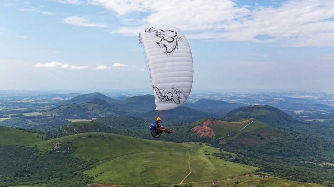 Paraglider landt bij Breskens, na een vlucht van 180 kilometer