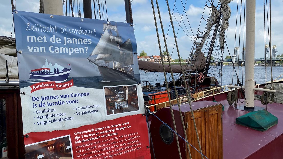 Zeilschepen liggen stil, onder meer in de haven van Kampen