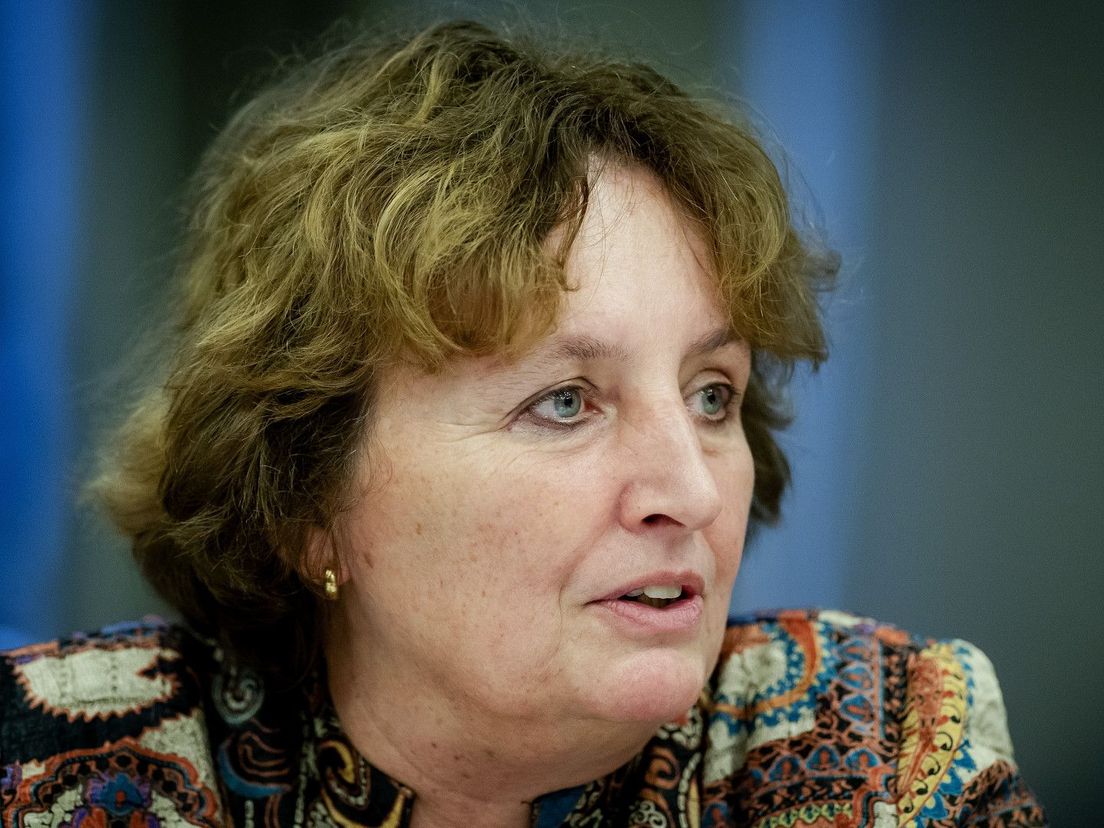 Boze mensen aan deur bij burgemeester Spies, dochters doen open