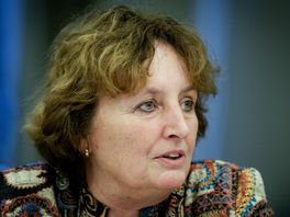 Boze mensen aan deur bij burgemeester Spies, dochters doen open