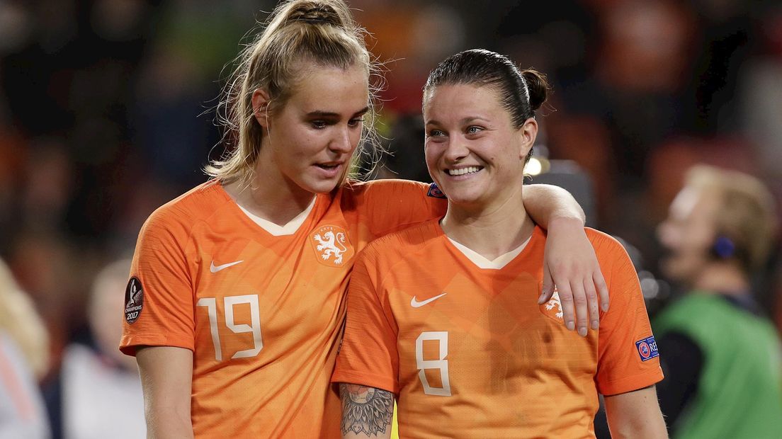 Jill Roord (l) uit Oldenzaal moest in de warming-up afhaken