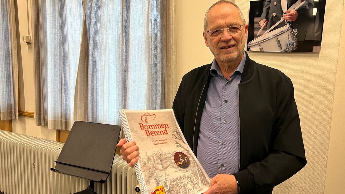 Jan de Haan met zijn partituur van 200 pagina's