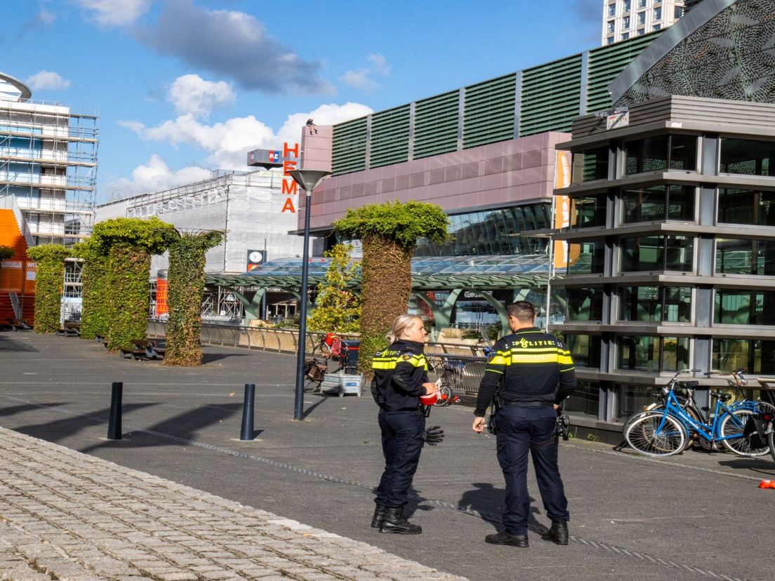 112-nieuws: Verwarde man klimt op dak Beursplein Supermarkt aan Beukelsdijk in Rotterdam overvallen - Rijnmond