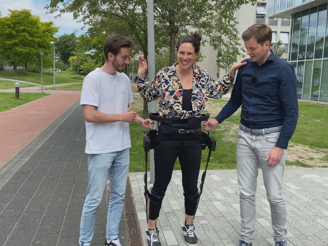 Rijnmond-verslaggever Esther Schalkwijk test het eerste prototype uit
