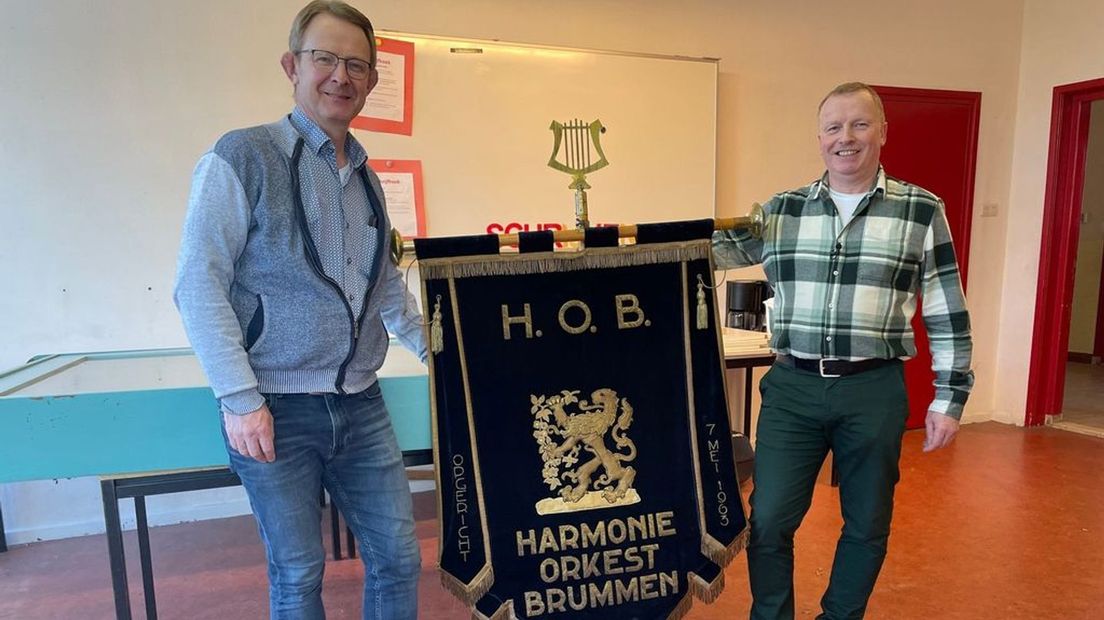 Géjan Voskamp en Ron Sportel met hun geliefde vaandel.