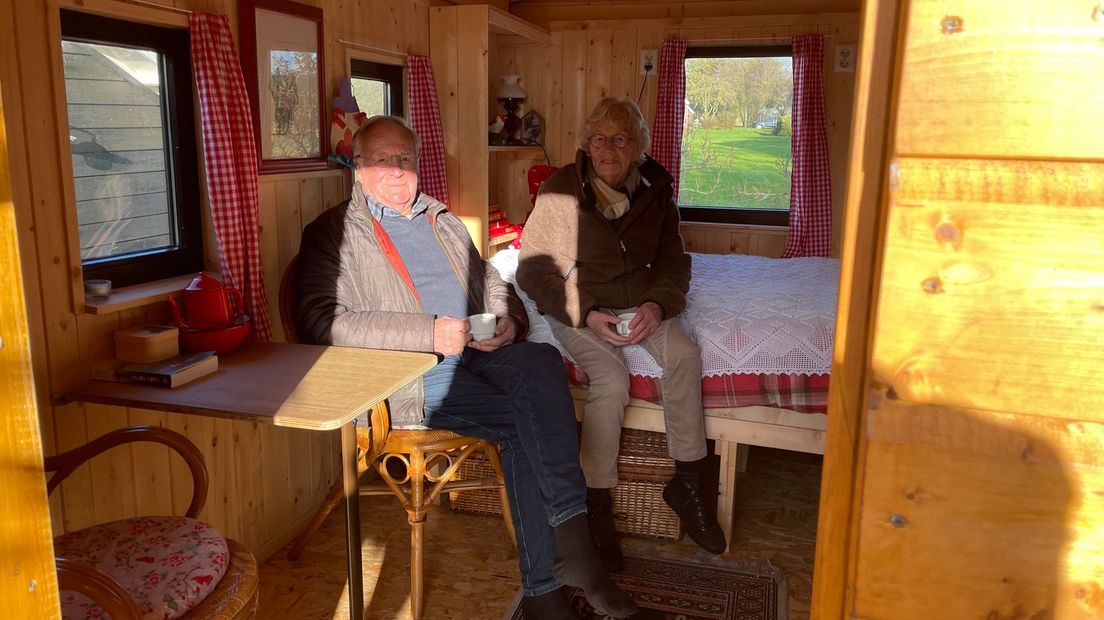 Jan en Betsy genieten in de zelfgebouwde pipowagen