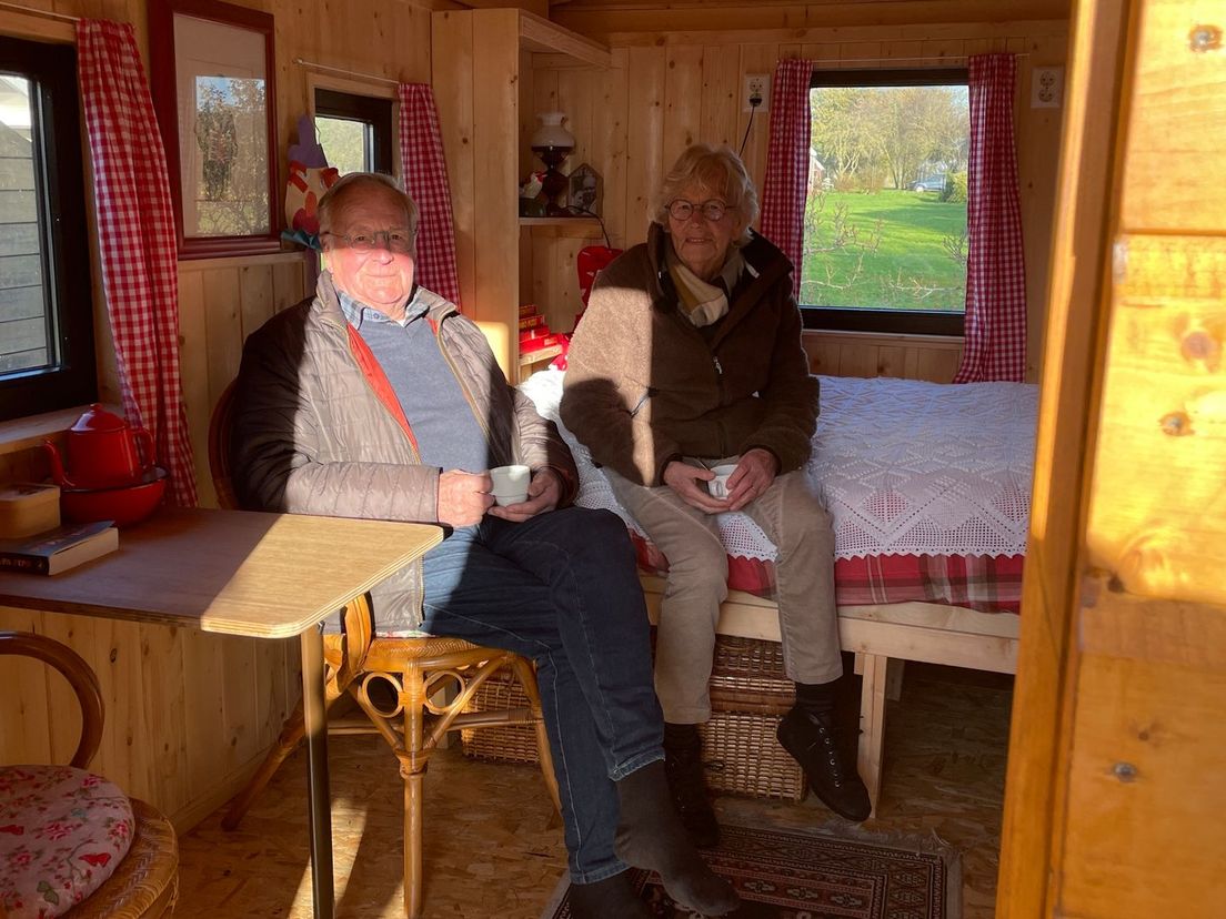 Jan en Betsy genieten in de zelfgebouwde pipowagen