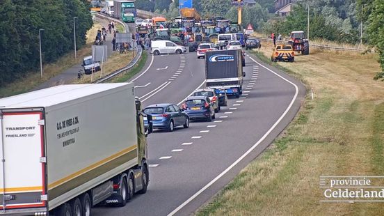 Demonstrerende boeren blokkeren Rijnbrug