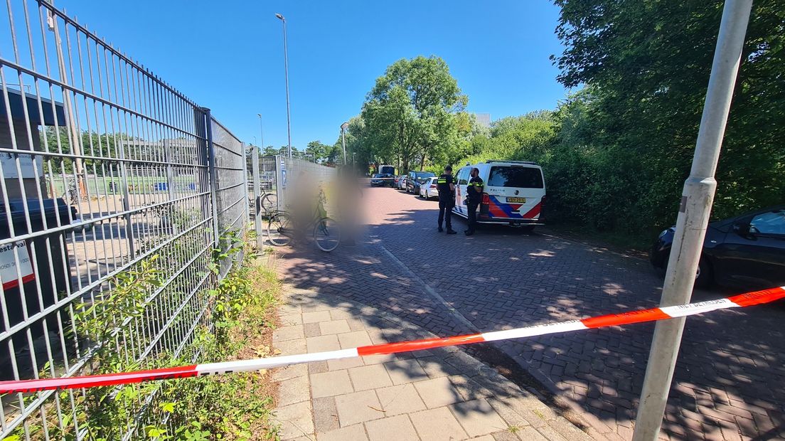 De politie doet onderzoek op de plek van de steekpartij
