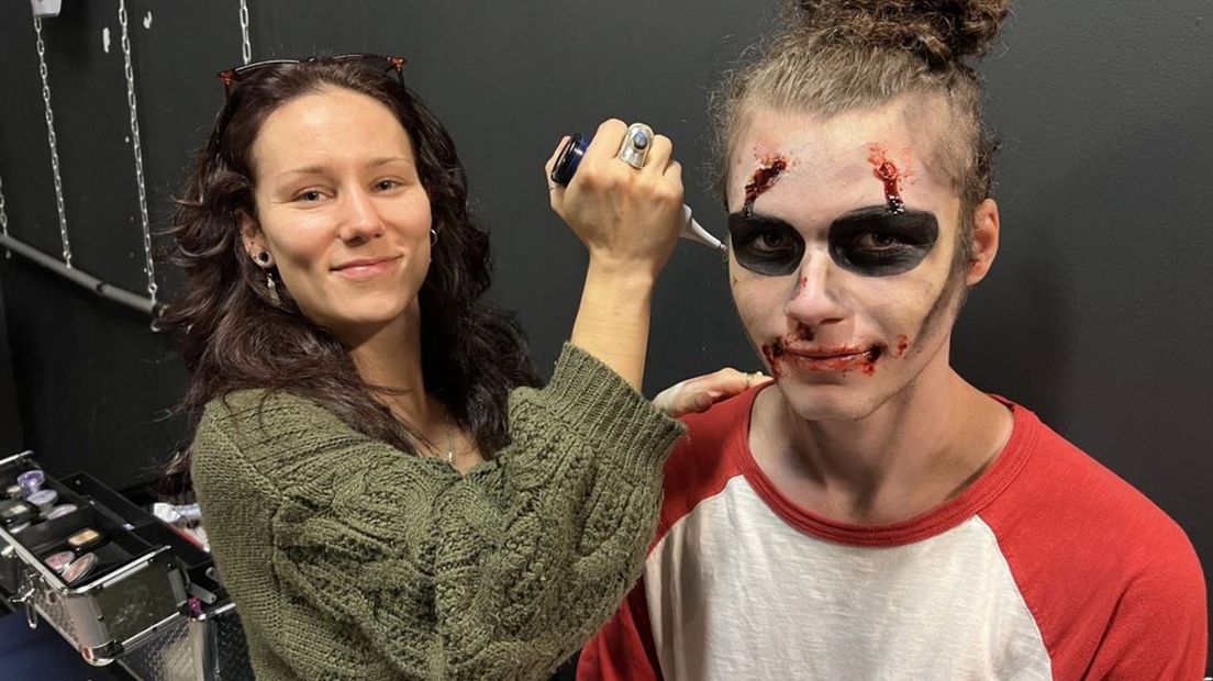 Grimeur Juliette de Bruin creëert een zombie
