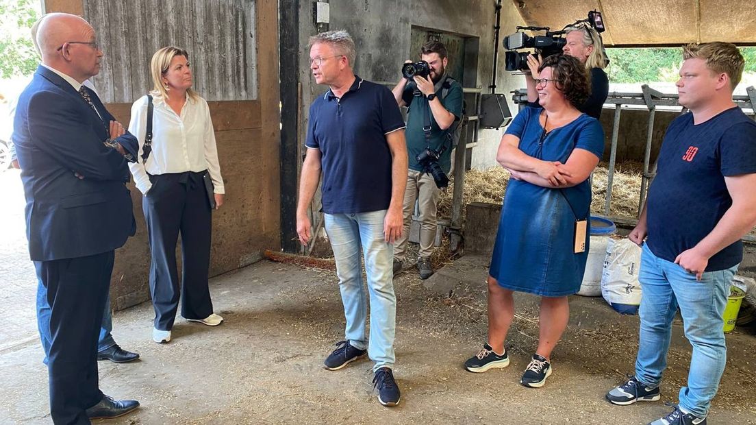 Ministers van der Wal en Staghouwer luisteren naar Twentse boeren in hun melkveestal