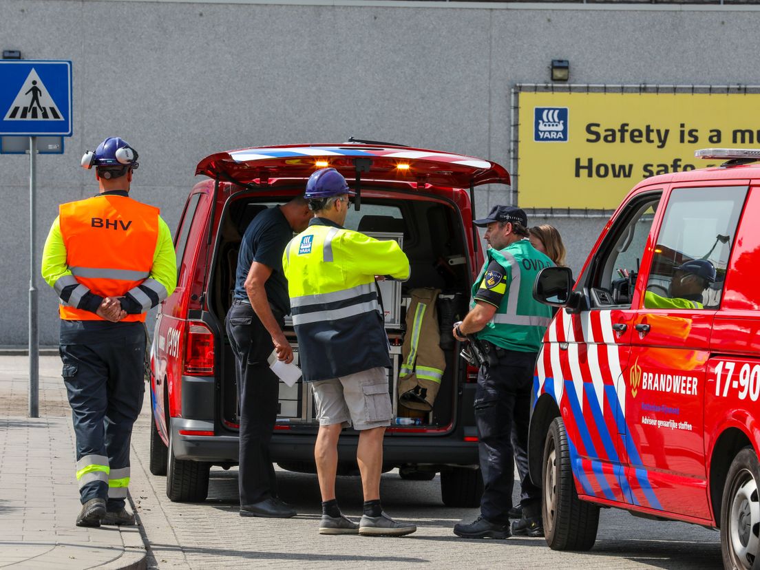 Overleg van de hulpdiensten met personeel van Yara.