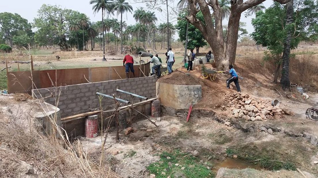 De ingestorte dam in het plaatsje Bajakarr in Gambia