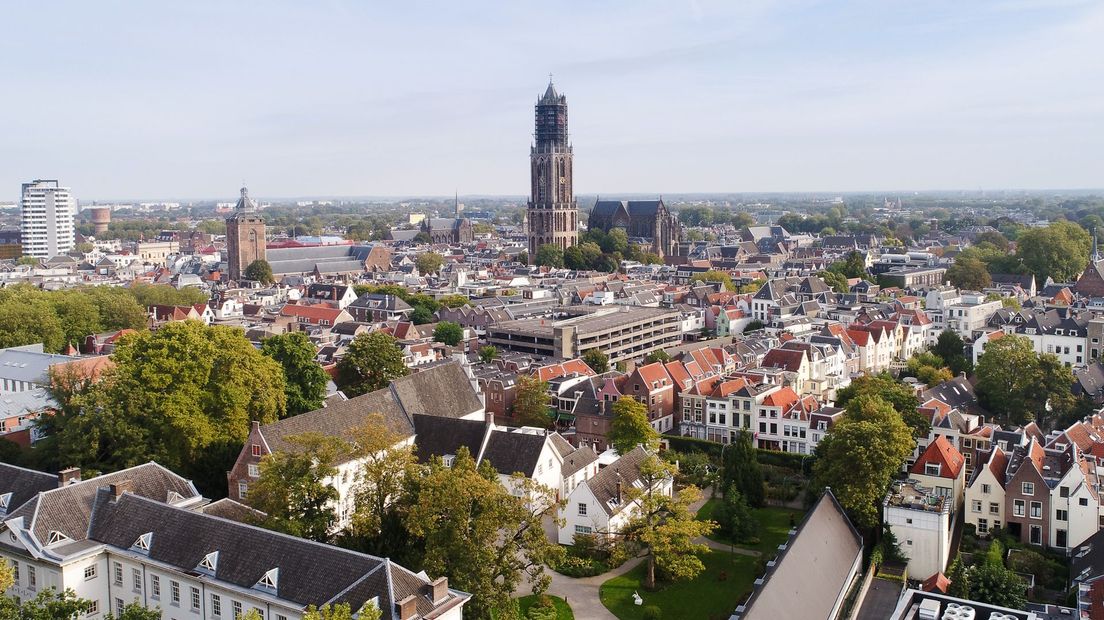 De Domtoren, die inmiddels helemaal in de steigers staat, is één van de toeristische trekpleisters van Utrecht.