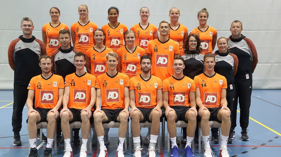 De selectie van Oranje, met links in het midden bondscoach Wim Scholtmeijer