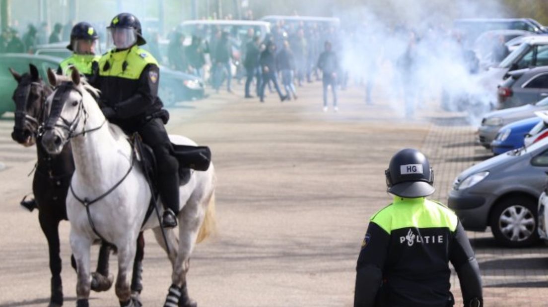 Politie te paard bij de rellen