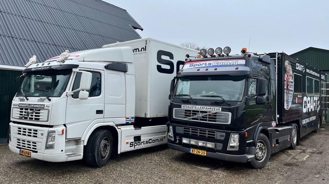 Een deel van het wagenpark naast de boerderij in Winsum