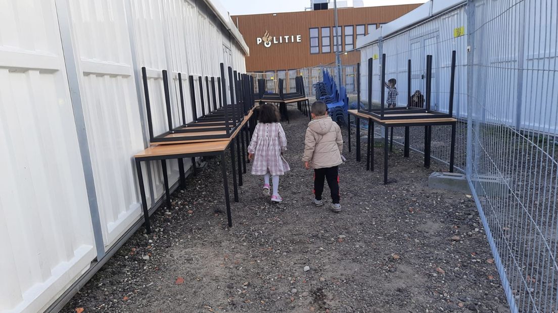 De tafels van de kantine zijn naar buiten gebracht om ruimte te creëren