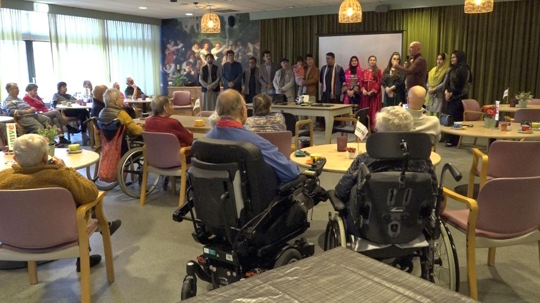 De Afghanen stellen zichzelf voor aan de inwoners van zorginstelling Winkheem in Winsum